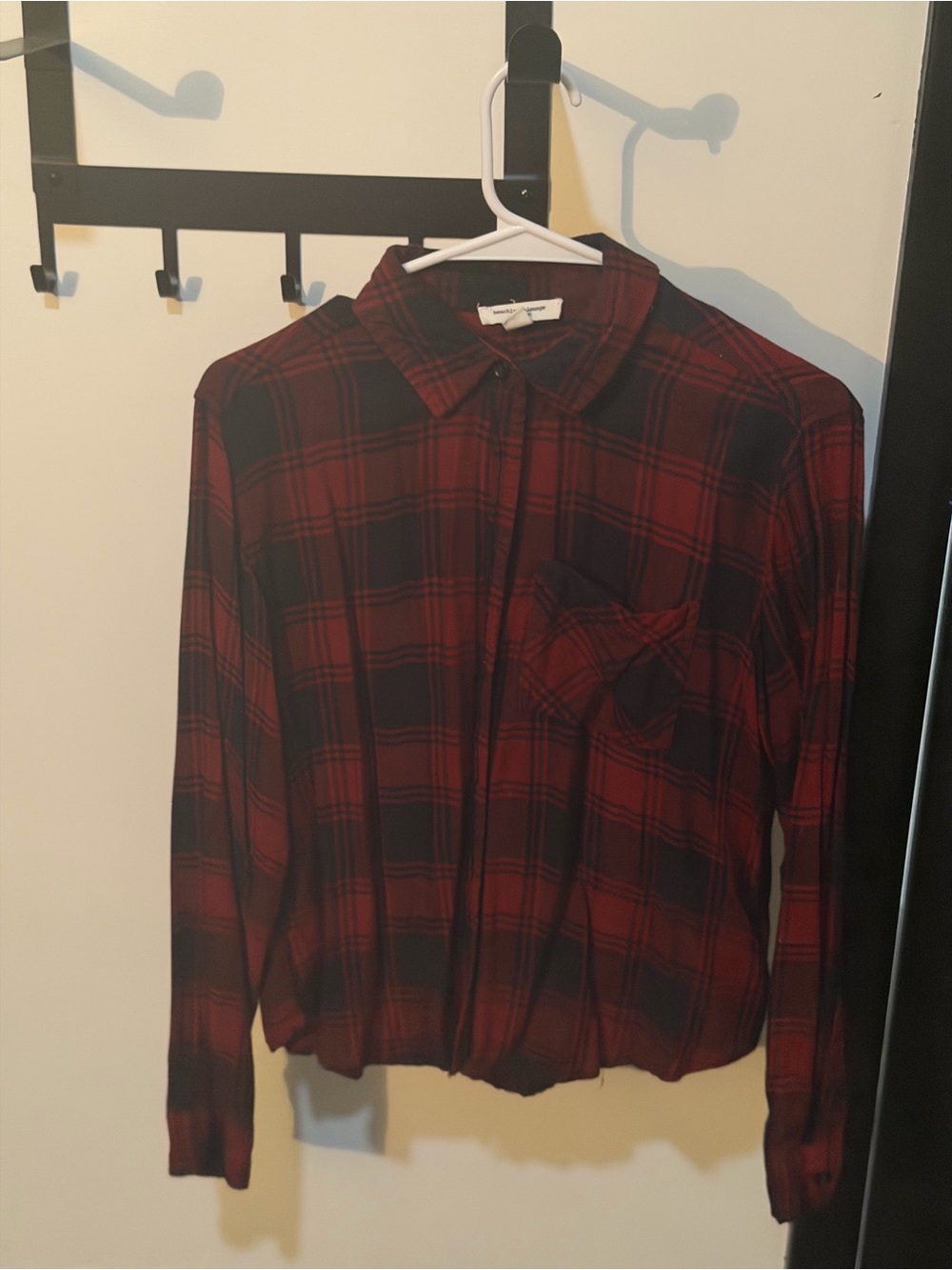 beachlunchlounge Red and Black Plaid Casual Button-Up Shirt, women’s size small